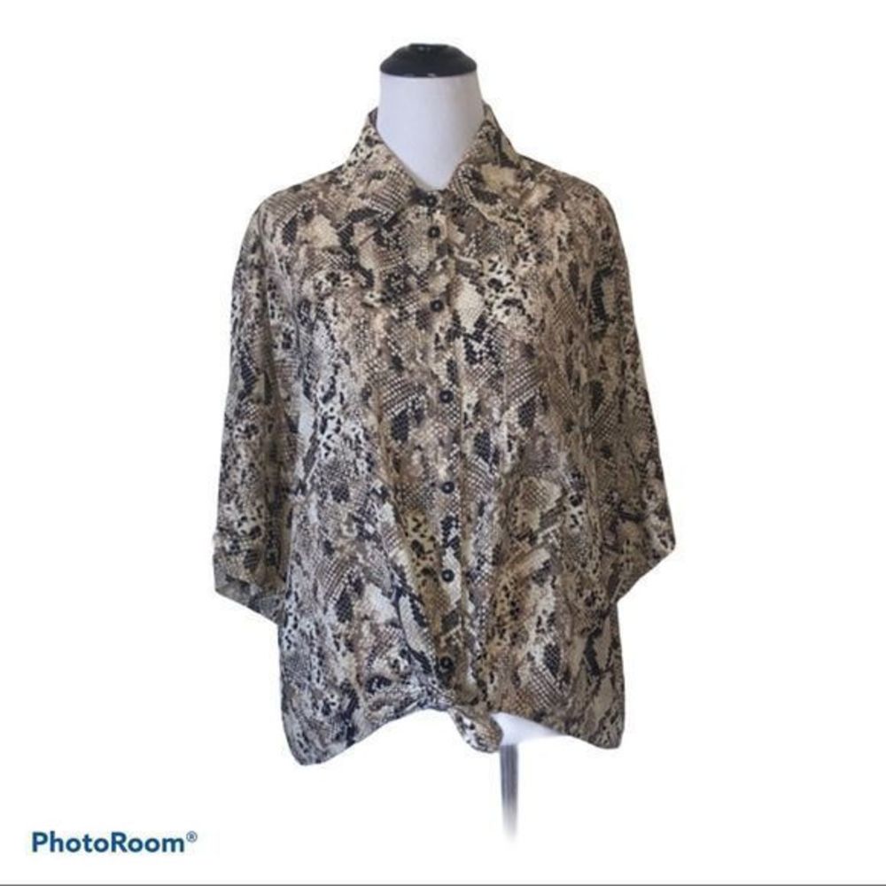 Sanctuary women’s medium snake print button down blouse